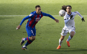 Eibar y Getafe son los equipos menos goleadores de Primera. En la imagen, Correa y Cucurella en el partido de la primera vuelta. (Juan Carlos Ruiz/Foku)