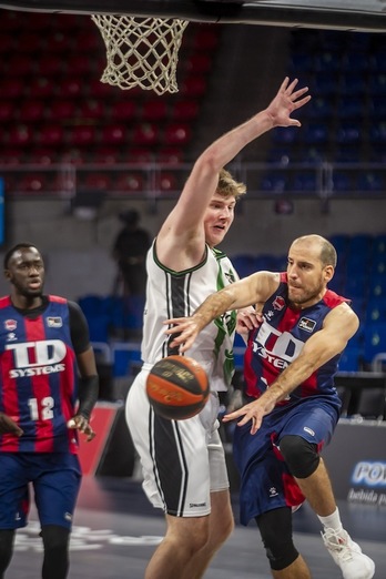 No ha tenido suerte Quino Colom en su debut: sin anotar ni dar una sola asistencia, y con una valoración de -4. (Jaizki FONTANEDA / FOKU)