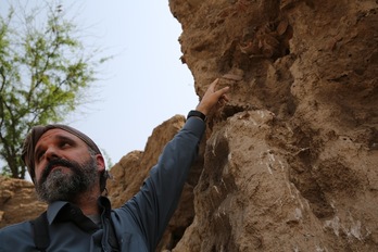Miguel Gutiérrez Garitano señala parte del túmulo que podría formar parte de la ciudad perdida de Alejandría Bucéfala. (FOTOGRAFÍAS: Jordi CANAL-SOLER)