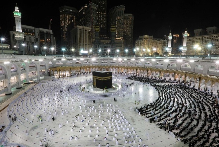 Ramadan garaiko gaueko otoitza Mekan, herenegun. (ABDULGHANI ESSA / AFP)