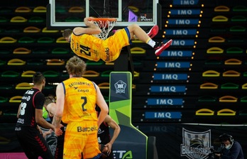 Matt Costello se cuelga, valiéndose del tremebundo agujero negro que ha sido la zona en la defensa de Bilbao Basket. (A. ARRIZABALAGA / ACB PHOTO)