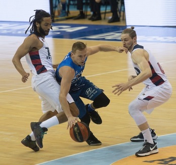 Pierria Henry y Arturs Kurucs en Illunbe, dos de los destacados de Saski Baskonia. (Jon URBE / FOKU)