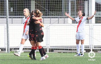 Amaiur y Bárbara celebran el gol de la donostiarra, que adelantaba a la Real. (La Liga)