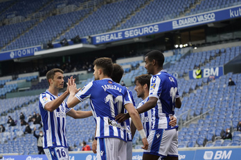 Isak, Januzaj y Silva, goleadores realistas, celebran uno de sus tantos con Guevara. (Gorka RUBIO/FOKU)