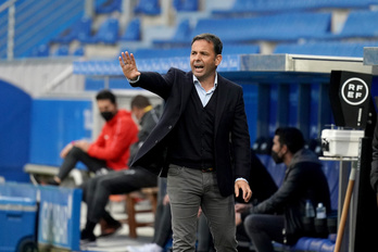 Calleja da indicaciones a sus jugadores. (Endiko PORTILLO / FOKU)