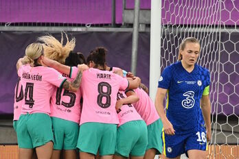 Las catalanas celebran su primer gol, que abría el marcador al medio minuto de partido. (Jonathan NACKSTAND/AFP)