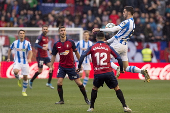Merino trata de llevarse el balón entre Oier y Roncaglia, en el último Osasuna-Real disputado en El Sadar. (Iñigo URIZ / FOKU)