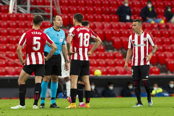 Mateu Lahoz se dejó notar en la despedida de la temporada en San Mamés. (Monika DEL VALLE / FOKU)