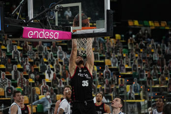 Tote se cuelga del aro en la victoria fente al San Pablo Burgos. (Aritz LOIOLA/FOKU)
