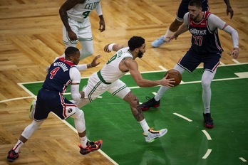 Ni con defensas múltiples ha sido Washington capaz de parar a Jayson Tatum. (Maddie MALHOTRA / AFP PHOTO)