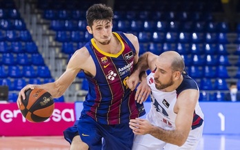 Quino Colom intenta parar a un Leandro Bolmaro que ha sido diferencial para el triunfo culé. (V. SALGADO / ACB PHOTO)