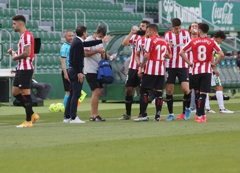 Marcelino dando instrucciones a los jugadores ante el Elche. (Chimo DE HARO / LA OTRA FOTO)