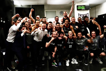 La plantilla de Bilbao Basket celebra la permanencia en el vestuario. (FOKU)