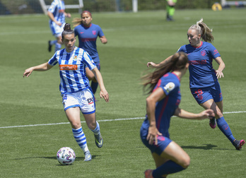 Leire Baños avanza vigilada por Toni Duggan, hoy en Zubieta. (Jon Urbe/Foku)