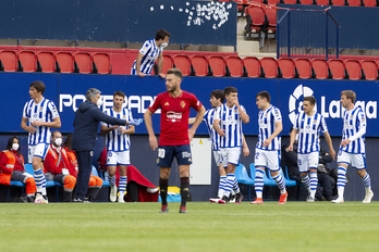 Mikel Oyarzabal da indicaciones a sus compañeros tras el gol de Isak que certificaba la Europa League. (Iñigo URIZ/FOKU)