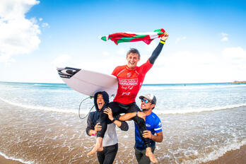 Ruben Vitoria, Caparica Surf Fest txapelketa irabazi berritan. (WORLDSURFLEAGUE.COM)