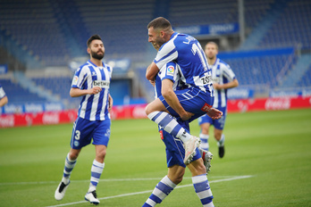 Rioja y Joselu celebran uno de los goles marcados al Granada en la penúltima jornada. (Endika PORTILLO / FOKU)