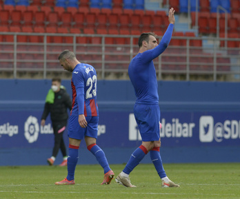 Kike se despide de Ipurua ante un Arbilla cabizbajo. (Jon URBE/FOKU)