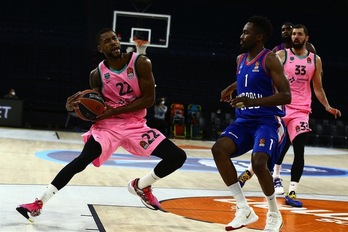 Anadolu Efes eta Bartzelonaren arteko Fase Erregularreko bi neurketetan turkiarrak nagusitu dira. (EUROLEAGUE.NET)