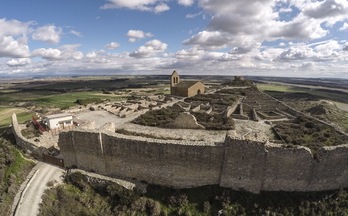 Vista del desolado de Rada, cercano a Carcastillo y que en sus ruinas muestra la crudeza de la guerra entre agramonteses y beaumonteses en el siglo XV. (Jagoba MANTEROLA/FOKU)