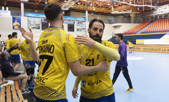 Bonanno y De la Salud se saludan en el último partido de Liga Asobal. (Jagoba MANTEROLA/FOKU)