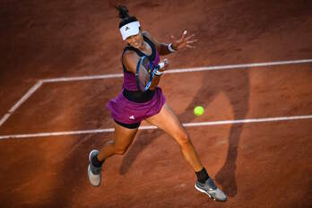 Garbiñe Muguruza devuelve una bola en su partido ante Kostyuk. (Christophe ARCHAMBAULT/AFP))