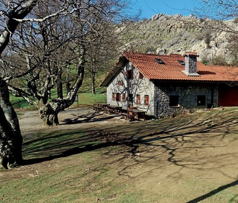 Atseden hartzeko leku aproposak daude bidean.