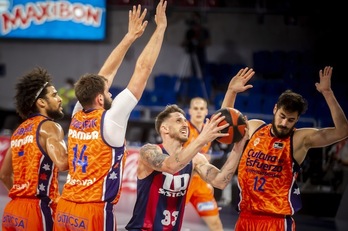 Valentzian ere «etxean bezala» jokatuz gero, aukerak ikusten dizkio Polonarak Baskoniari. (Jaizki FONTANEDA / FOKU)