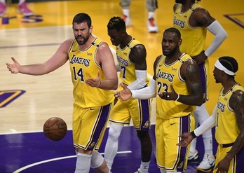 LeBron james, con Marc Gasol y Dennis Schroeder, lamentando su suerte en el sexto partido de su eliminatoria ante los Suns. (Harry HOW / AFP PHOTO)