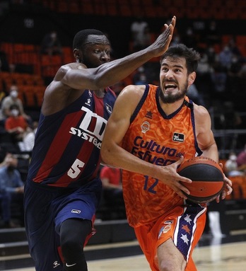 Nikola Kalinic ha decidido en los momentos calientes del partido decisivo. (M. A. POLO / ACB PHOTO)