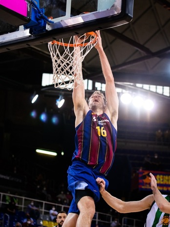 Pau Gasol, machacando la canasta en las semifinales frente a Lenovo Tenerife. (S. GORDON / ACB PHOTO)