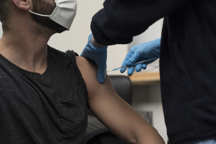 Gizon bat Illunbeko txertaketa gunean. (Gorka RUBIO I FOKU)