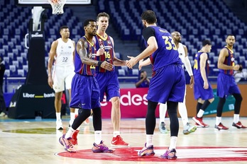 Cory Higins recibe la felicitación de Mirotic y el ánimo de Pau Gasol en su triunfo sobre el Real Madrid. (E. COBOS / ACB PHOTO)