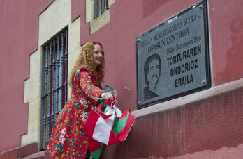 Tamara Muruetagoiena, junto a la placa que recuerda a su padre en Oiartzun. (Andoni CANELLADA / FOKU)