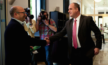 Imagen de archivo de Egibar saludando a De Miguel en el Parlamento de Gasteiz. (Raúl BOGAJO / FOKU)