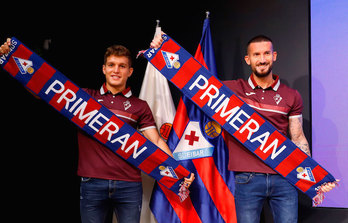 Corpas y Sielva posan en la sala de prensa de Ipurua tras su presentación oficial. (A. Ugarte)