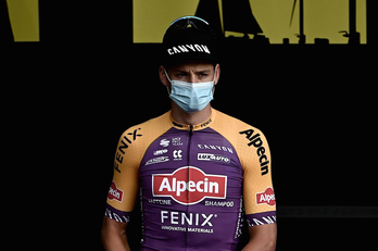 Mathieu van der Poel lucirá en su debut en el Tour un maillot idéntico al de su abuelo Raymond Poulidor con el Mercier. (Philippe LOPEZ/AFP) 