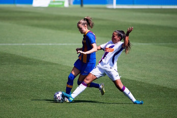 Llompart intenta arrebatar el balón a Graham Hansen. (FC Barcelona)