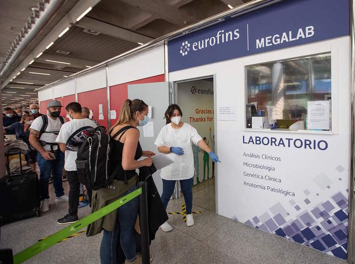 Test de covid para turistas en el aeropuerto de Palma. (Jaime REINA / AFP)