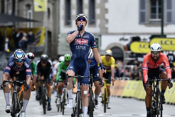 Merlier y Philipsen han logrado un doblete para Alpecin, que ha mantenido el amarillo de Van der Poel, séptimo. (Philippe LOPEZ/AFP)