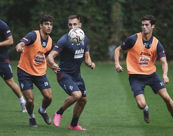 Jaime Dios y Cubero, en la imagen junto a Correa, realizarán la pretemporada con el primer equipo. (SD Eibar)