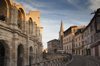 Plaza del centro de Arles. (GETTY IMAGES)