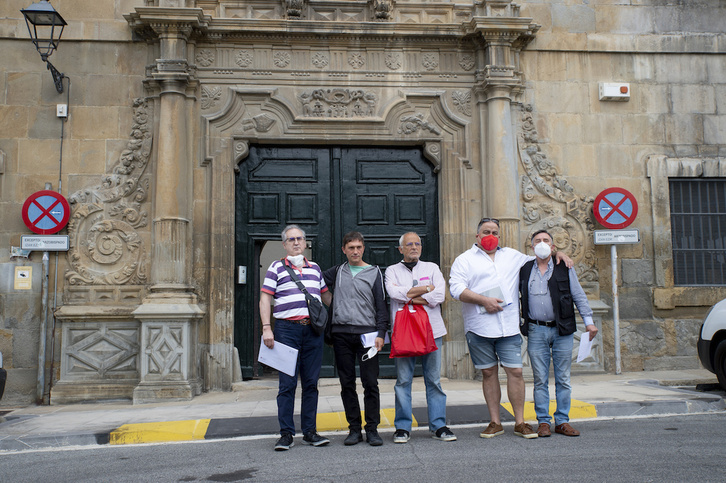 Lizarrako Puy eskolako eta Gareseko Reparadores-eko sexu abusuen biktimak, Iruñeako Artzapezpikuaren atarian.. (Iñigo URIZ/FOKU)