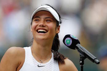 Emma Raducanu, feliz tras ganar este sábado a Sorana Cirstea en Wimbledon. (Adrian DENNIS/AFP)