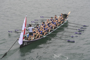 Tolosaldea –aurreko estropadako irudi batean– izan da, berriro ere, azkarrena Donibane Lohizunen. (Idoia ZABALETA/FOKU)