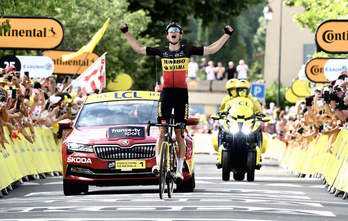 Wout Van Aert ha entrado de pie sobre la bicicleta para celebrar su mejor victoria en el Tour. (Philippe LOPEZ/AFP)