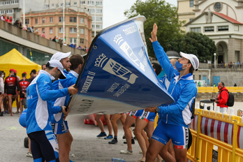 Donostiarrako arraunlariak traineruari buelta ematen aurreko igandean Coruñan (LOF)