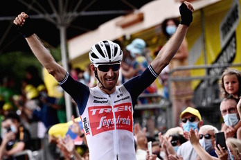 Bauke Mollema celebra satisfecho su segunda victoria en el Tour. (Anne-Christine POUJOULAT/AFP)