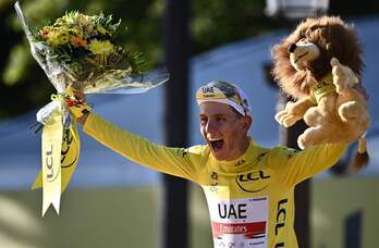 Tadej Pogacar, exultante de alegría tras ganar el Tour. (Anne-Christine POUJOULAT/AFP)