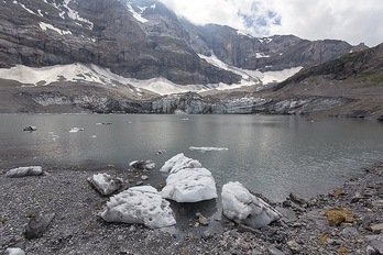 ‘Botadura’ de una embarcación a control remoto para realizar mediciones de profundidad en el lago Griesssee y observar los restos de hielo fresco en el fondo. (Nico Mölg | EAWAG)